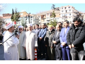 Almanya’daki Saldırıda Öldürülen Fatih Saraçoğlu, Annesinin Yanına Defnedildi