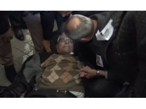 Doktor Başkan, Cenazede Rahatsızlanan Kişiye İlk Müdahaleyi Yaptı