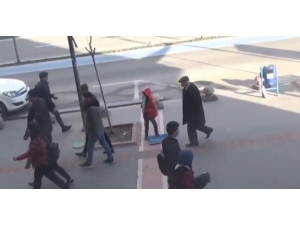 Sokak Müzisyeni 3’üncü Sınıf Öğrencisine Tablet Sürprizi