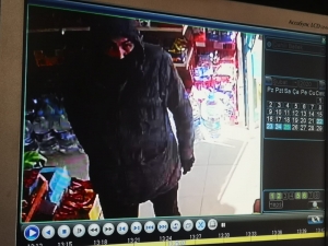 Pendik’te Bıçaklı Gaspçının Market Kasasını Boşalttığı Anlar Kamerada