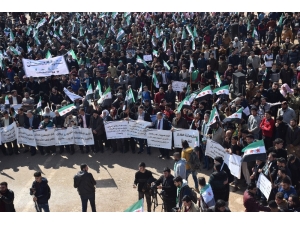Suriyeliler Beşşar Esad’ı Protesto Etti