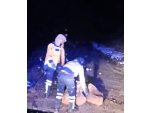 Dağdan Kopan Kaya Parçalarını 112 Ekipleri Temizledi