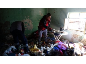 Evde 2 Kamyon Çöp Biriktirdi