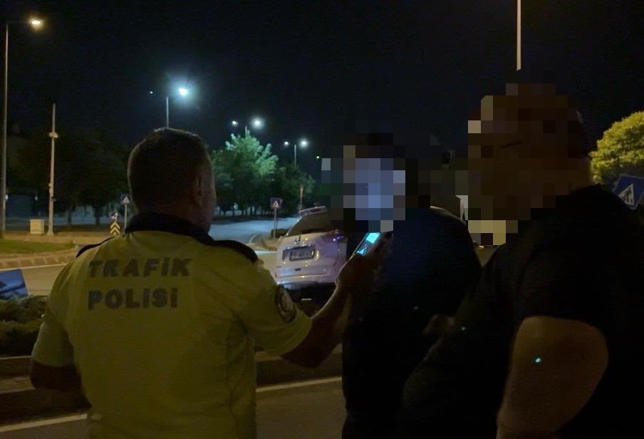 kaza-yapan-surucu-yerine-baskasini-getirdi-kamera-oyunu-bozdu