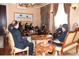 Vali Karaloğlu Genç Ressamı Kutladı