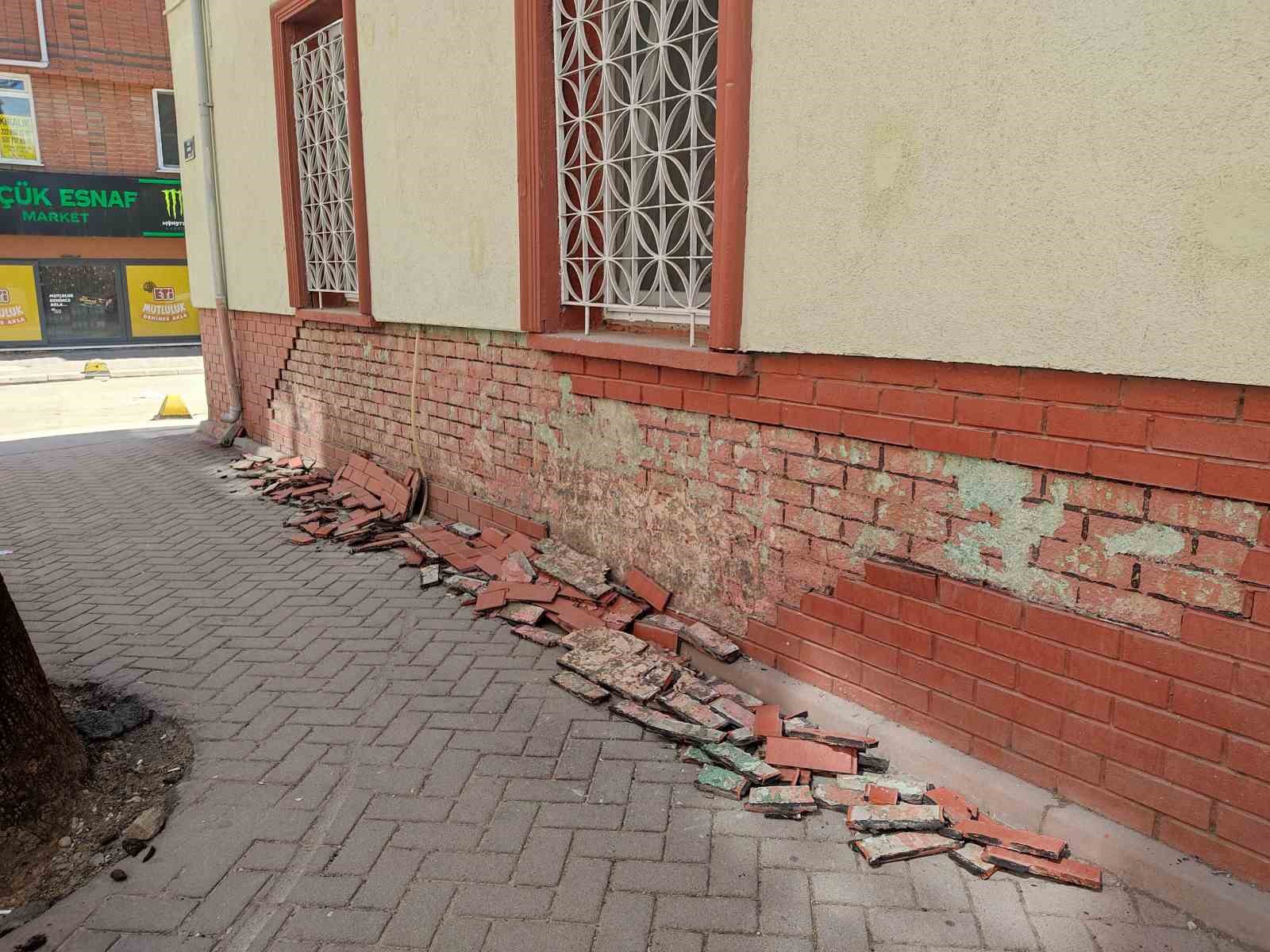 eskisehir-de-cami-duvarinin-dekoratif-tuglalari-deforme-olup-kaldirima-dokuldu