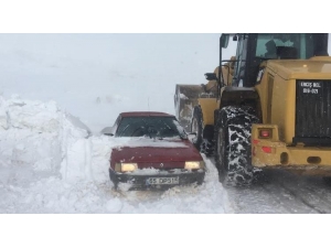 Yolda Mahsur Kalan Öğretmenler, Erciş Belediyesi Ekipleri Tarafından Kurtarıldı