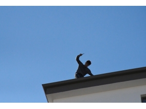 200’e Yakın Suç Kaydı Olan Hükümlü Çatıda İntihar Girişiminde Bulundu