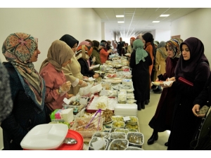 Öğrencilerden Depremzedelere Yardım Kermesi