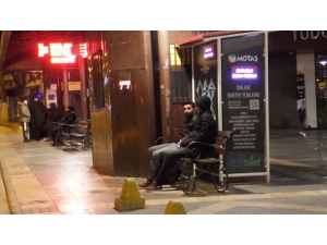 4,9 Şiddetindeki Deprem Sonrası Vatandaşlar Geceyi Sokakta Geçiriyor