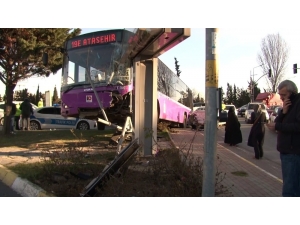 Ataşehir’de, İstanbul Otobüs Aş’ye Ait İçi Yolcu Dolu Otobüs İle Otomobil Çarpıştı. Reklam Panosuna Çarpan Otobüs Havada Asılı Kalırken Bir İşi Yaralandı.