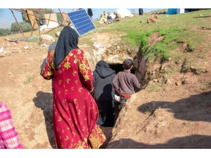 Bombalardan Kaçan Suriyeliler Mağaralarda Yaşam Mücadelesi Veriyor