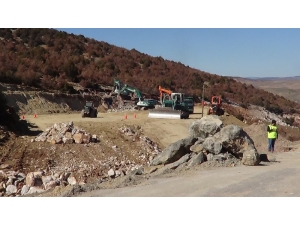 Çökme Ve Heyelan İlçe Yolunu Kapattı