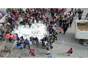 Öğrenciler İstedi, Başkan Kamyon Kamyon Karı Uludağ’dan Okulun Bahçesine Taşıdı