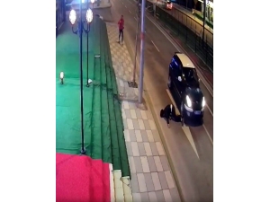 Nişanlısından Ayrılan Genç Aracın Önüne Atlayarak İntihar Etmek İstedi