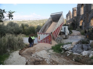 Erdemli’de Yağıştan Zarar Gören Yollar Onarılıyor