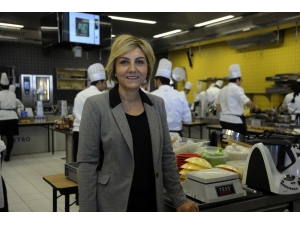 Müberra Ersin: "Koronavirüsün Avrupa’da Özellikle İtalya’da Görülmesi Turizm Sektörünü Negatif Yönde Etkiledi"