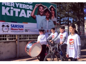 Öğrenciler Davulla Maniyle Kitap Topladı