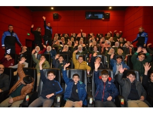 Elazığ Polisi, Depremzede Çocukları Sinemaya Götürdü