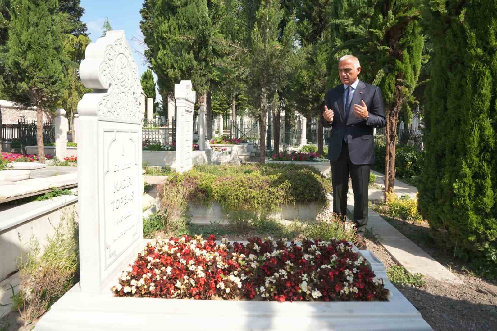 bakan-ersoy-dan-fatih-kulliyesi-haziresi-ne-anlamli-ziyaret