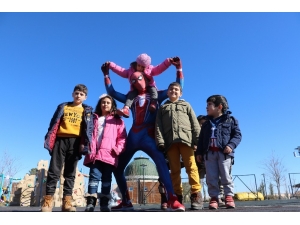 Örümcek Adam Depremzede Çocukları Eğlendirdi