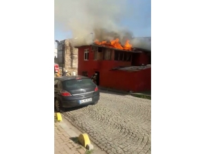 Fatih’te Gecekondu Alev Alev Yandı