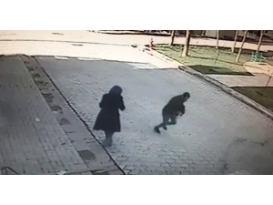 Kadının Sokakta Bıçakla Gasp Edilmesi Güvenlik Kamerasında