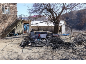 Depremden Kurtardığı Eşyaları Küle Döndü