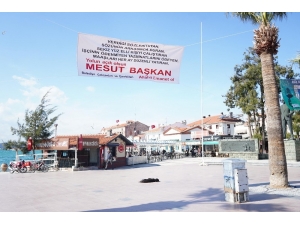 Emekli Personelden Ayvalık Belediye Başkanı Mesut Ergin’e Pankartlı Teşekkür