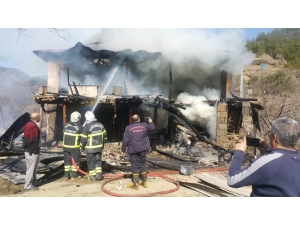 Yangında Mahsur Kalan Anne Ve Kızı Kurtarıldı