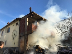 Samanlıkta Çıkan Yangın Evin Çatısına Ulaştı, Korku Dolu Anlar Yaşandı