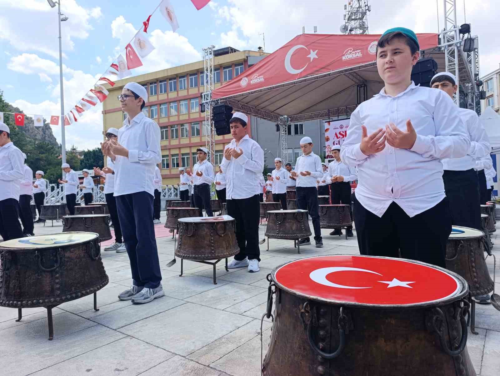 hatimle-pisirilen-asureler-vatandaslara-dagitildi