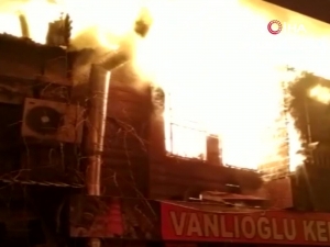 Fatih’te Ahşap Bina Alev Alev Yandı