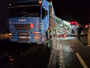 Ankara’da Tır’ın Açılan Dorsesi İşaret Levhasına Çarptı