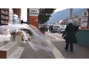 Bursa’da Şiddetli Lodos Hayatı Olumsuz Etkiledi