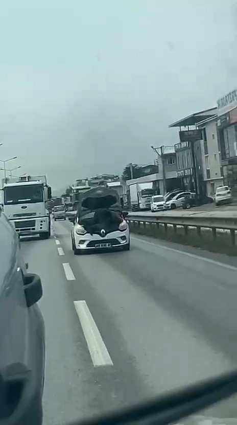 bursa-da-seyir-halindeki-otomobilin-kaputunu-acarak-tamir-yapti