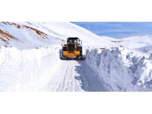 Dumanlı Yaylasında Kar Kalınlığı 5 Metreyi Buldu