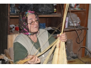 Süpürgeci Hanife Teyze: 40 Yıldır Süpürge Üretiyor