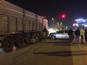 Kontrolden Çıkan Otomobil Anayola Uçup Tıra Çarptı