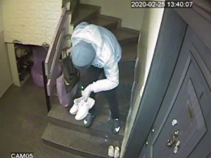 Apartmanda Ayakkabıları Seçerek Çalan Hırsız Kamerada