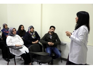 Anne, Oğlu Ve Kızı İle Osmanlıca Kursuna Katılıyor