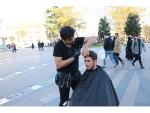 Sokaklarda Yaptığı Tıraşlarla Çevredekilerin İlgi Odağı Oldu