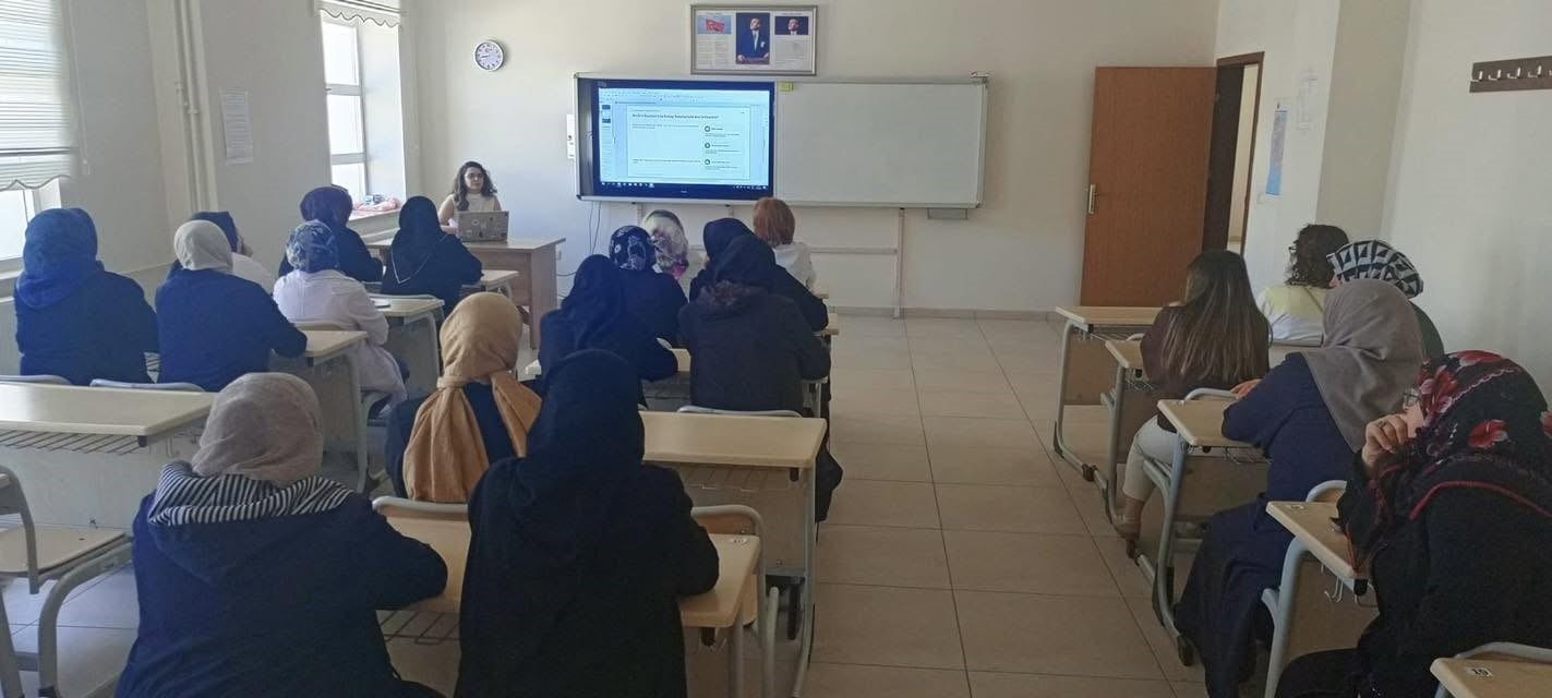 bayburt-ta-hem-kursiyerlerine-iletisim-becerileri-egitimi-verildi