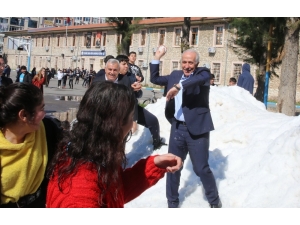 Akdeniz Belediyesi’nden Çocuklara Kar Sürprizi
