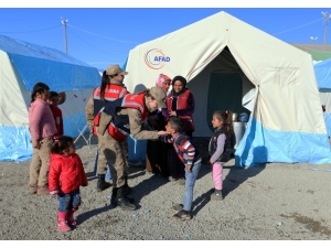 Başkale’deki Depremzedelerin Yaraları Sarılıyor