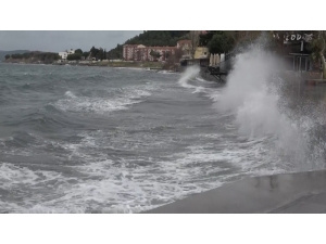 Çanakkale’de Lodos Fırtınası Deniz Ulaşımını Olumsuz Etkiliyor