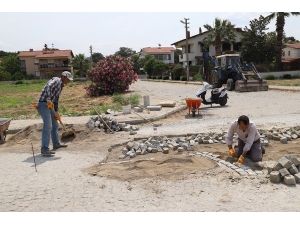 Burhaniye’de Yolların Tamirine Başlandı