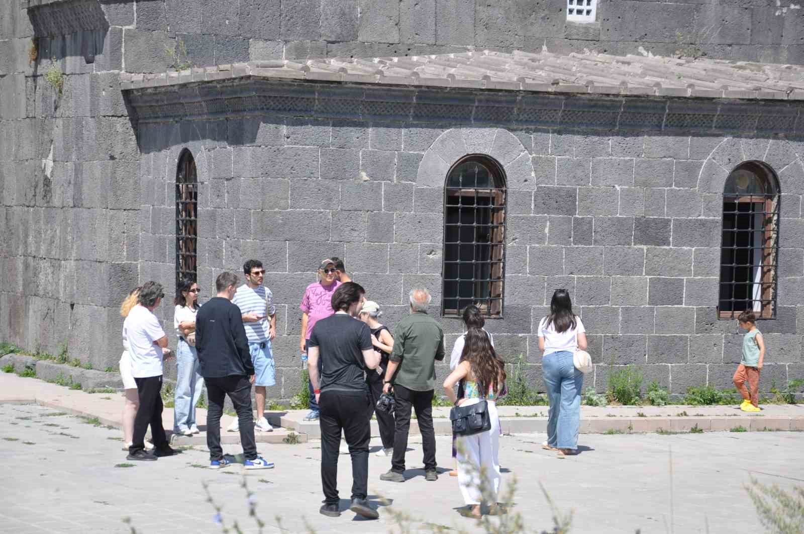 ermenistanli-gazeteciler-kars-i-kesfetti-turkiye-ermenistan-medya-degisim-programi-kapsaminda-tarih-ve-kultur-turu