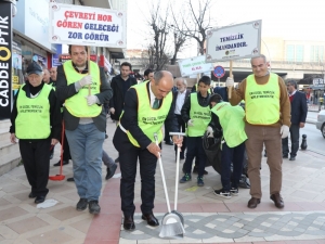 Belediye Başkanı Elinde Süpürge İle Sokakları Süpürdü