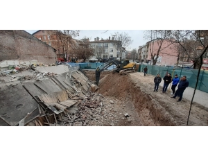 Başkent’te 3 Katlı Dükkanın Temel Kazısı Yüzünden Çöktüğü İddiası